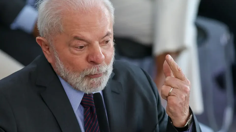 Governo Lula tem melhora na aprovação no mês de abril, de acordo com pesquisa Atlas