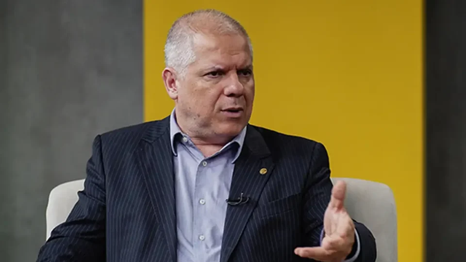 Presidente do INSS deixa cargo após ordem de Lula em meio a operação contra fraude