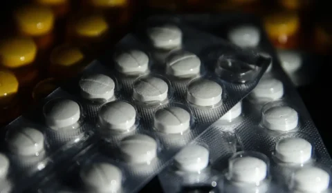 Juiz suspende norma que autoriza farmacêuticos a prescreverem remédios