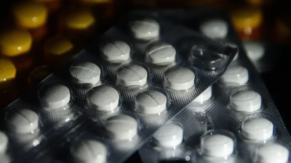 Juiz suspende norma que autoriza farmacêuticos a prescreverem remédios