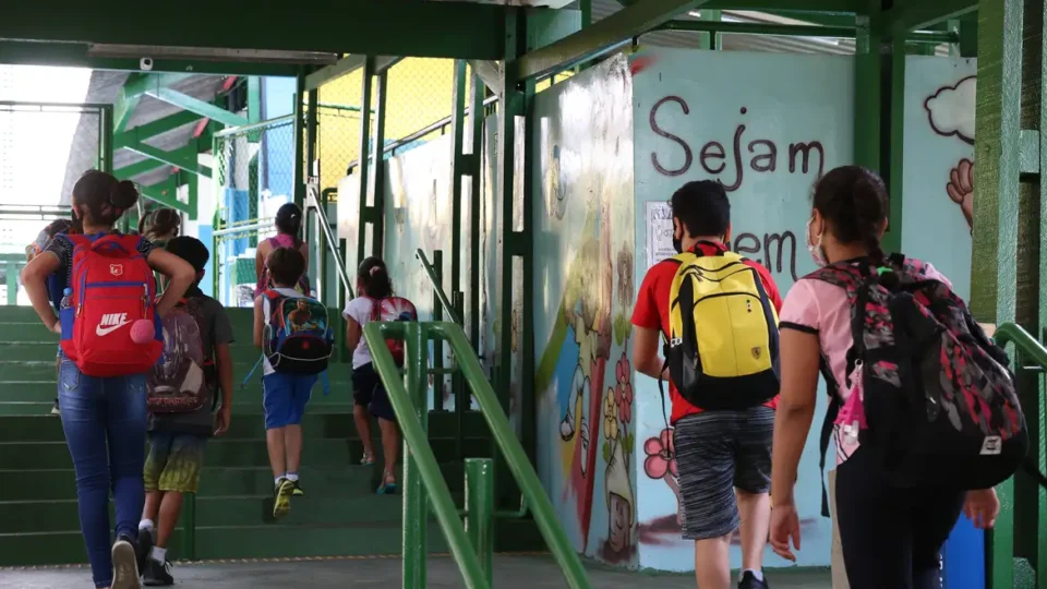 Governo Tarcísio autoriza edital para privatizar gestão de 143 escolas em SP