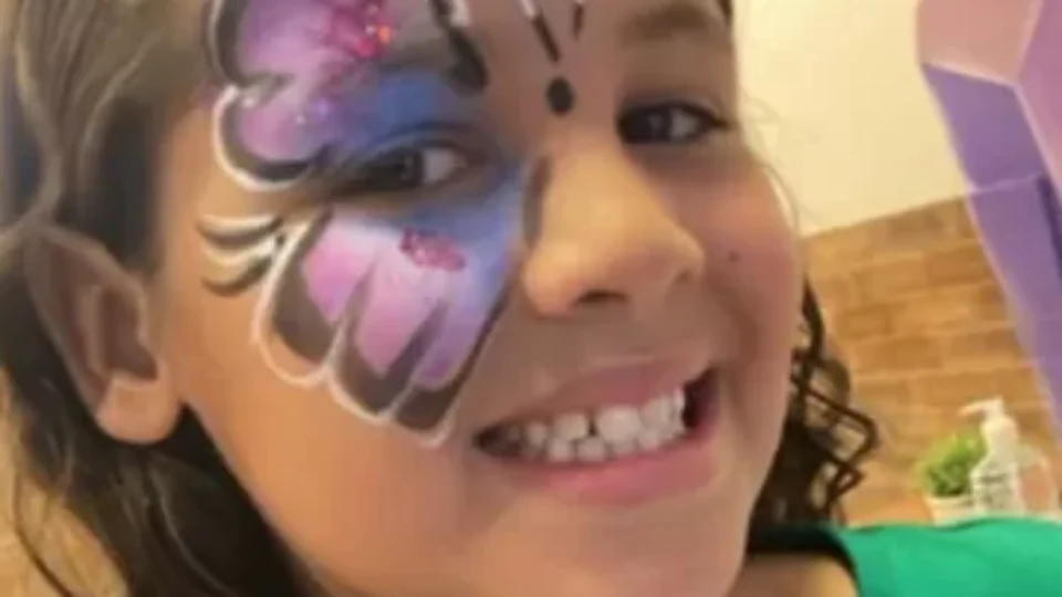 Desafio do desodorante continua após morte de menina e ganha variações no TikTok e no Kwai