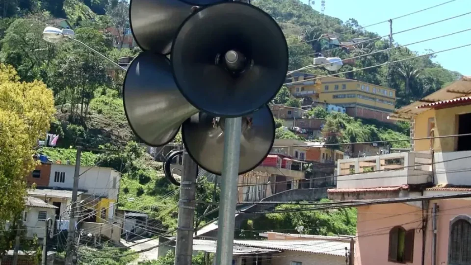 Em alerta para chuvas fortes, aulas são suspensas em cidades da Região Serrana do Rio