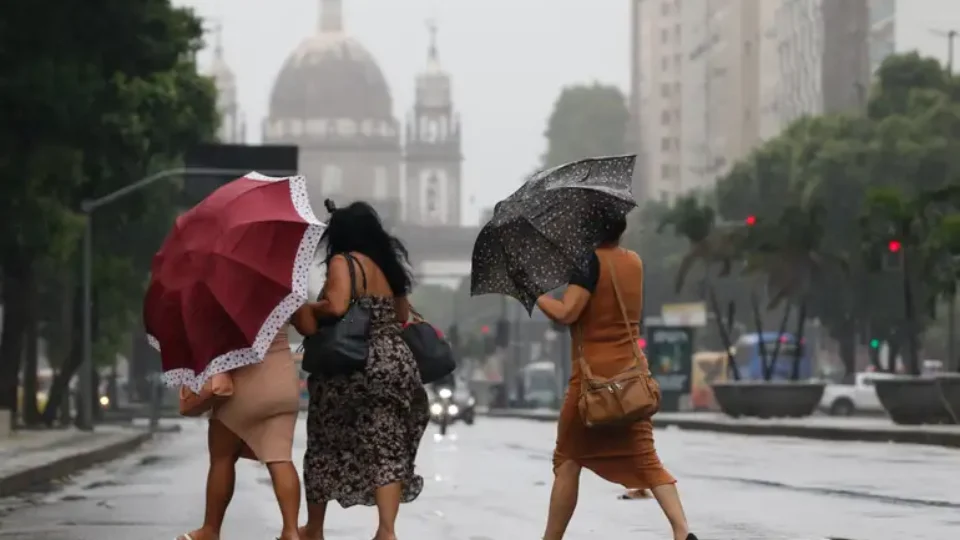 Previsão do tempo: Pancadas de chuva com raios se espalham hoje por todo o país