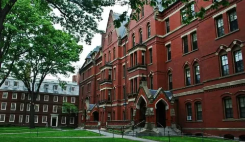 Universidade de Harvard rejeita exigências do governo Trump e deve perder bilhões