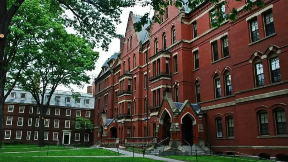 Universidade de Harvard rejeita exigências do governo Trump e deve perder bilhões