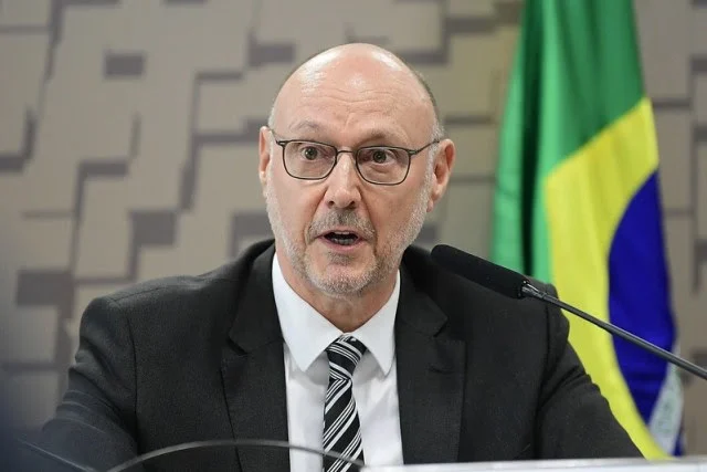 Luiz Fernando Corrêa, diretor da Abin, se encontrou com o presidente da Comissão de Inteligência fora da agenda oficial