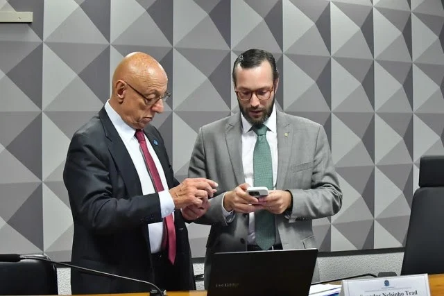 Senador Esperidião Amin (PP-SC) e deputado Filipe Barros (PL-PR) durante reunião da Comissão