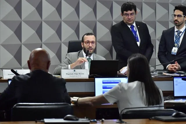 Filipe Barros (PL-PR) preside tanto a CCAI quanto a Comissão de Relações Exteriores da Câmara