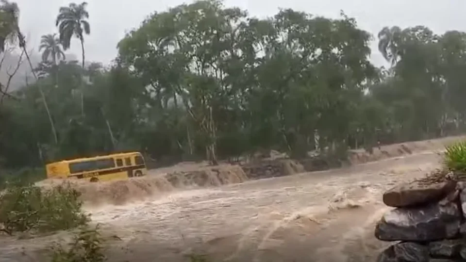 Com mais de 300 desalojados, Angra dos Reis (RJ) decreta emergência