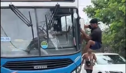Homem invade ônibus, luta com motorista e assume direção no RJ