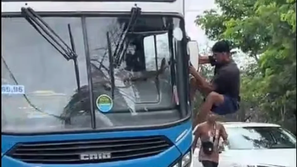 Homem invade ônibus, luta com motorista e assume direção no RJ