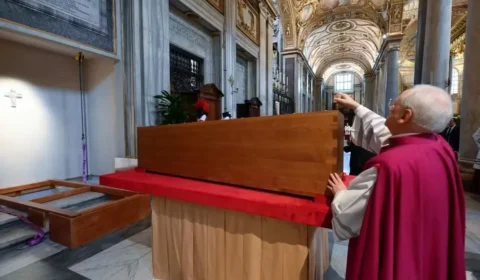 Corpo de papa Francisco é sepultado na basílica Santa Maria Maggiore