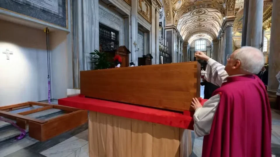 Corpo de papa Francisco é sepultado na basílica Santa Maria Maggiore