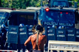 Repressão à marcha indígena escancara contraste com permissividade do 8/1