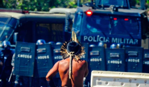 Repressão à marcha indígena escancara contraste com permissividade do 8/1