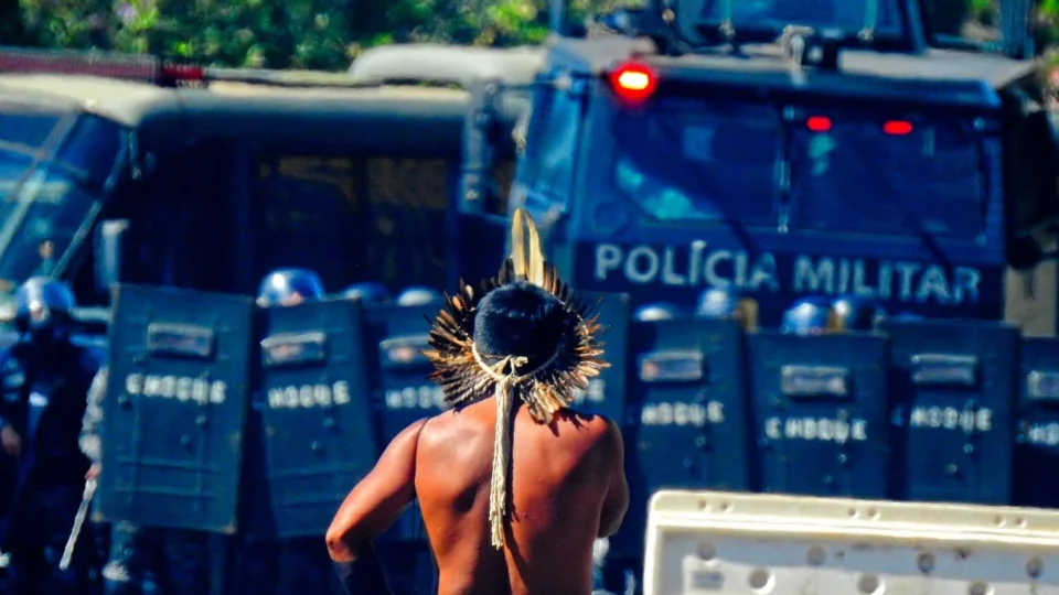 Repressão à marcha indígena escancara contraste com permissividade do 8/1