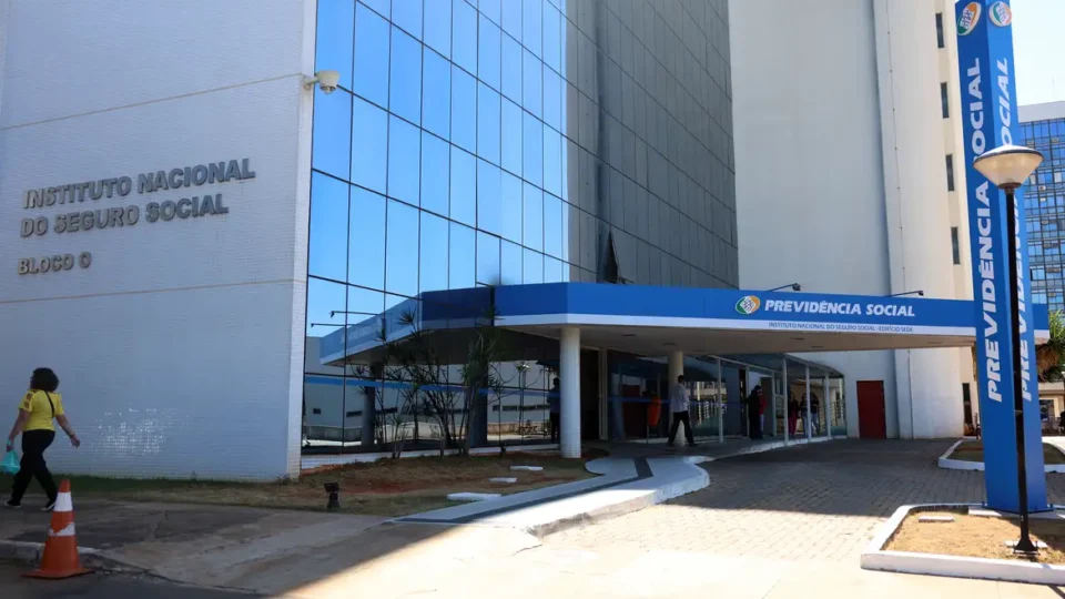 PT deve definir até terça-feira (20) estratégia para CPMI do INSS