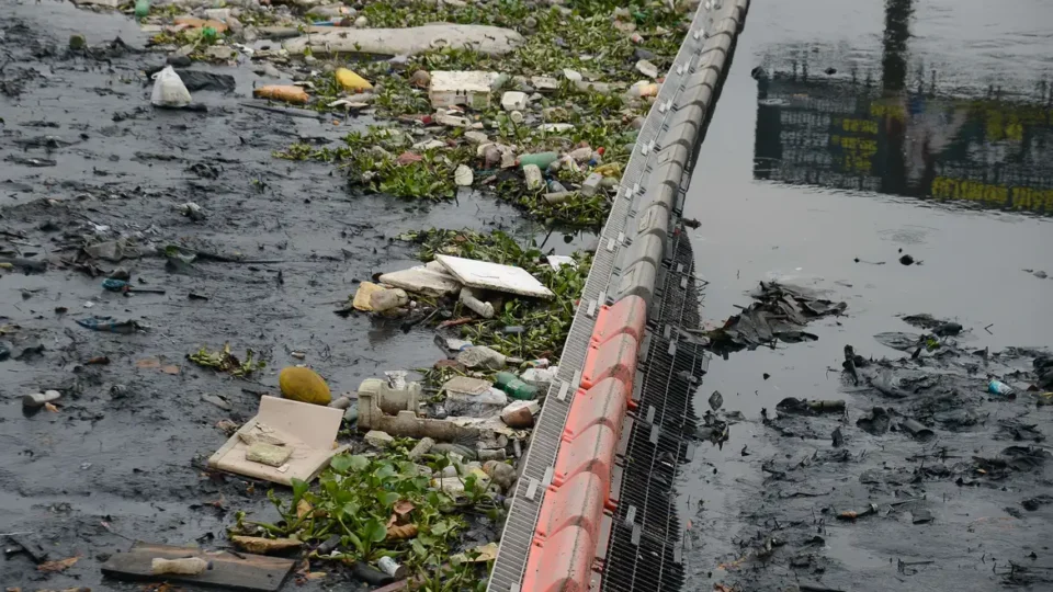 Baía de Guanabara recebe 3 milhões de litros de chorume por dia