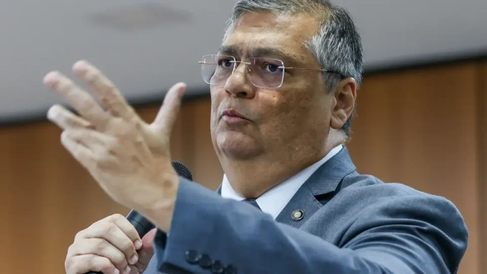 Dino denuncia visão militar que trata cidadãos como ‘inimigos internos’