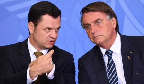 Assessor diz que Anderson Torres quase escapou de live golpista de Bolsonaro