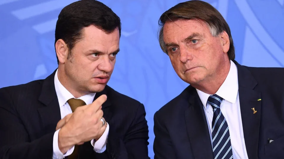 Assessor diz que Anderson Torres quase escapou de live golpista de Bolsonaro