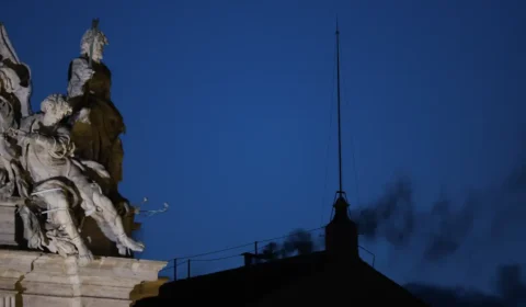 Fumaça preta sai da chaminé no Vaticano; cardeais ainda não escolheram papa