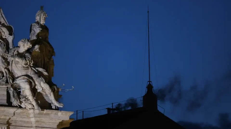 Fumaça preta sai da chaminé no Vaticano; cardeais ainda não escolheram papa
