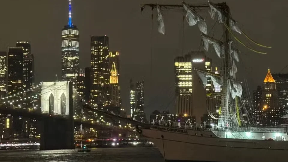 Navio da Marinha do México bate na ponte do Brooklyn, em NY, e deixa dois mortos