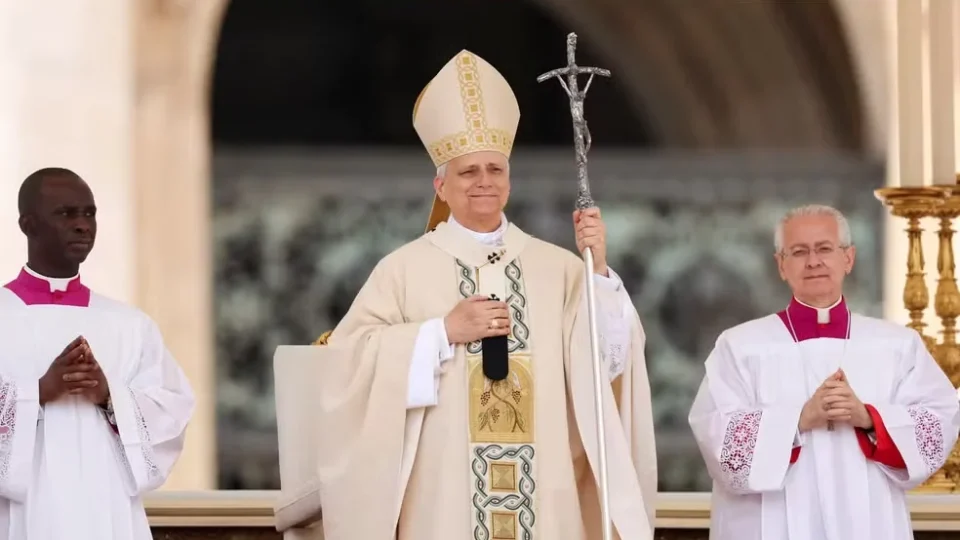 Em missa inaugural, papa Leão XIV critica sistema econômico que ‘marginaliza os pobres’