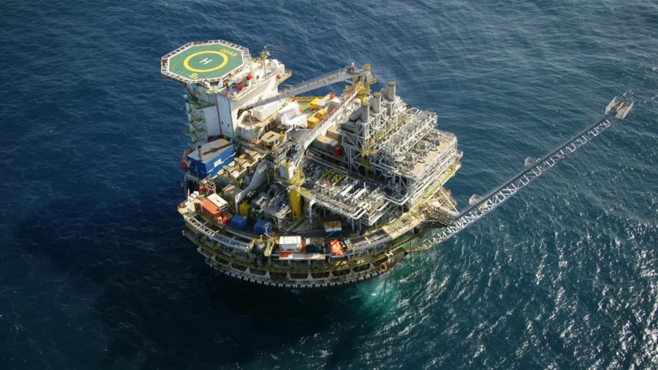 Preço da energia deve disparar 24% em 2026 com choque do petróleo, aponta Banco Mundial