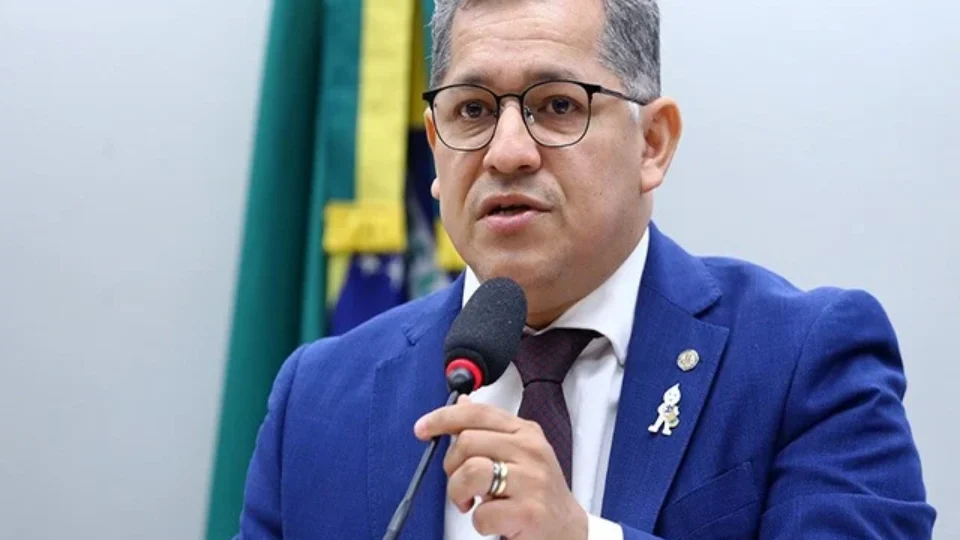 Deputado do PDT desmente líder e diz que partido segue na base do governo