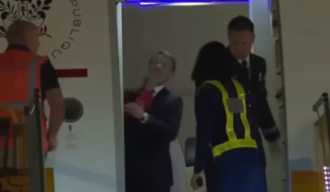 Briga de casal: Esposa de Macron empurra rosto de presidente francês na saída de avião