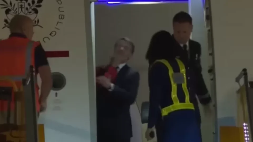 Briga de casal: Esposa de Macron empurra rosto de presidente francês na saída de avião