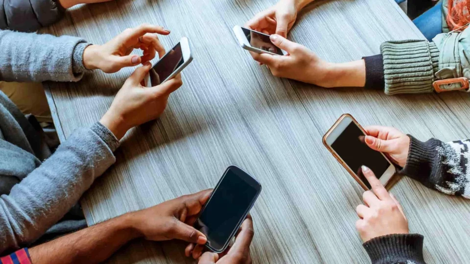 Quais fatores afetam consumo de informação? Pesquisa revela como os brasileiros se informam