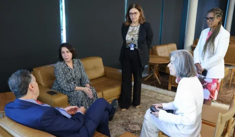 Presidente do STF recebe oficial de justiça alvo de constrangimento por Bolsonaro