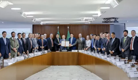 Lula assina MP que amplia isenção na conta de luz e promove mudanças no setor elétrico