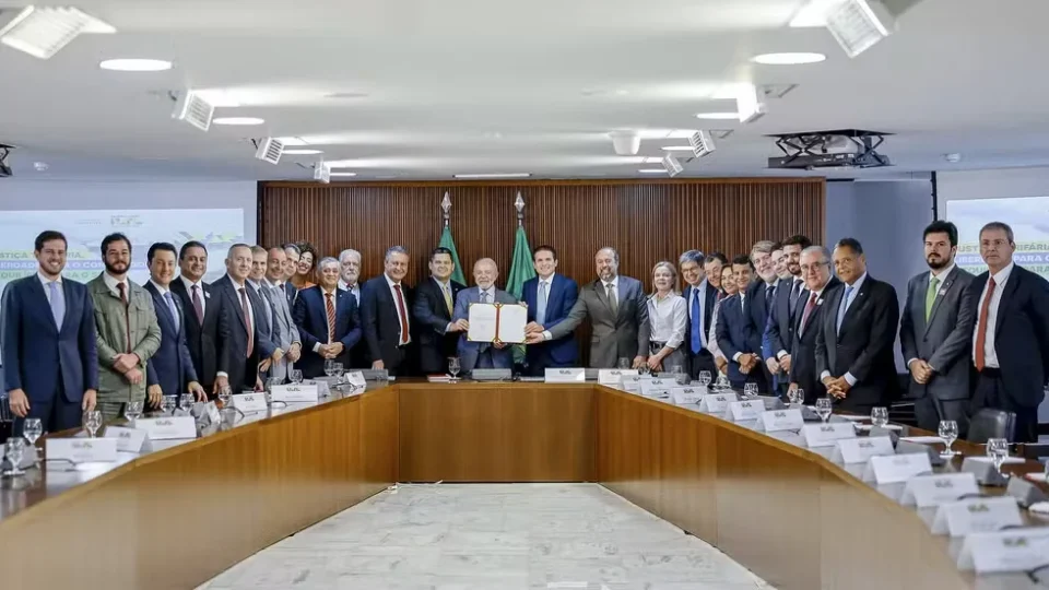 Lula assina MP que amplia isenção na conta de luz e promove mudanças no setor elétrico
