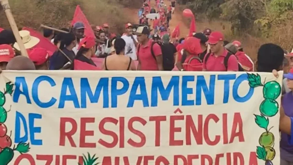 Cerca de 6 mil militantes do MST ocupam trecho de ferrovia da Vale no Pará