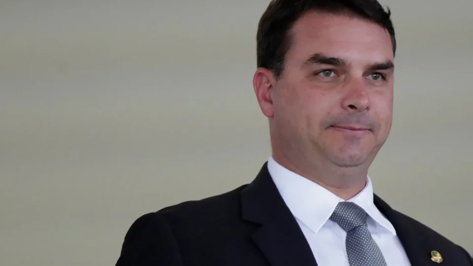 Flávio Bolsonaro recebe funcionário de Trump, mas nega ter discutido sanções a Moraes