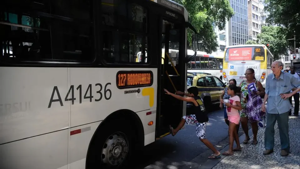 Castro sanciona lei para ter policiais em ônibus do RJ após aumento de assaltos
