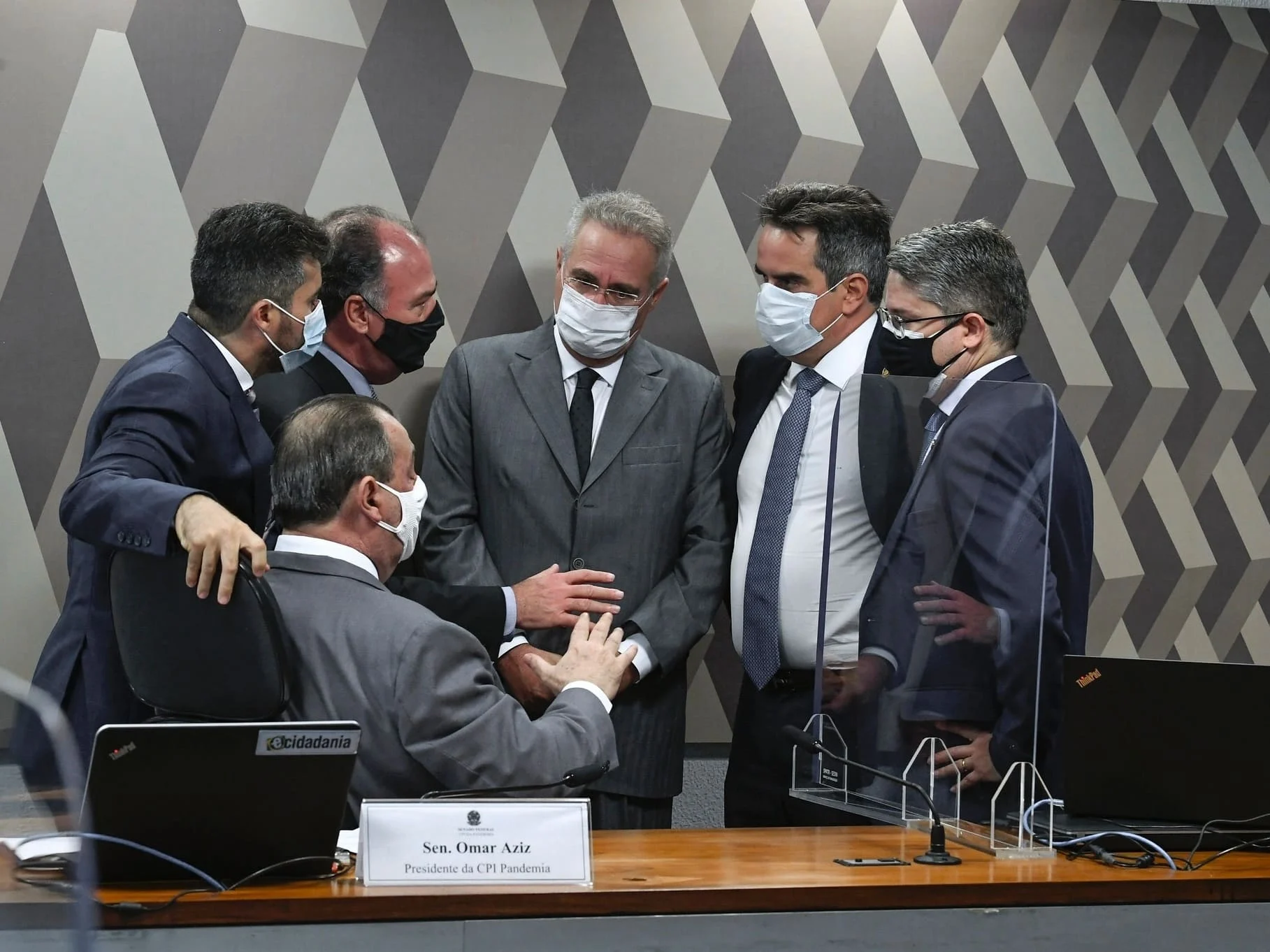 CPI da Pandemia Senadores discutem durante sessão da CPI da Pandemia; ao centro, Renan Calheiros, relator da comissão, é cercado por colegas em momento de articulação política. Imagem: Senado
