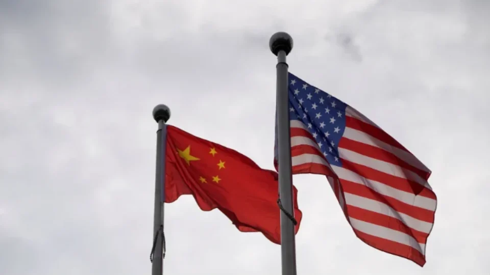 China e EUA concordam em reduzir tarifas por 90 dias; negociações vão continuar