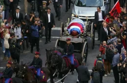 Cortejo de despedida a Pepe Mujica reúne milhares nas ruas de Montevidéu