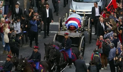 Cortejo de despedida a Pepe Mujica reúne milhares nas ruas de Montevidéu