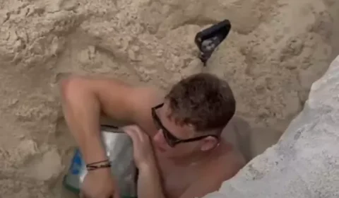 Turista americano fica enterrado em buraco de areia e é retirado com ajuda de banhistas no RJ