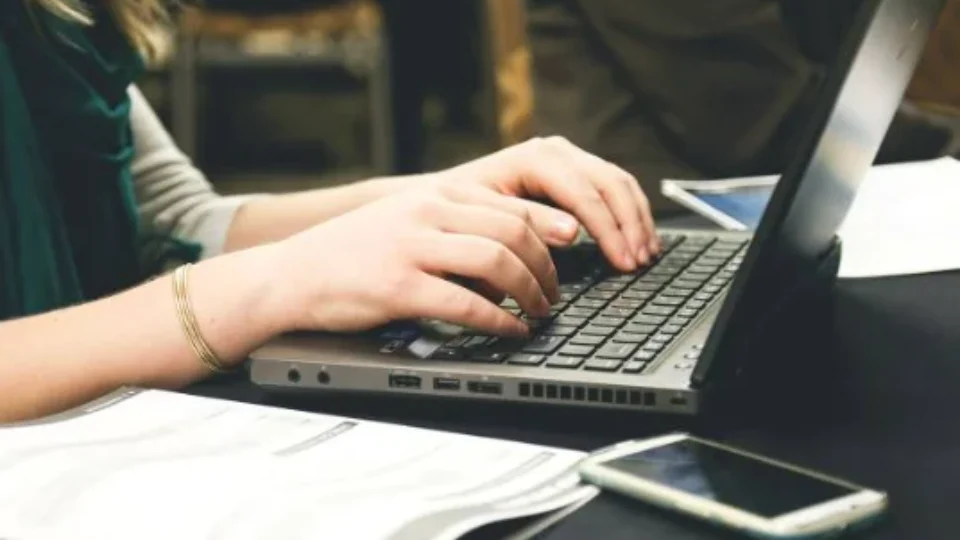 Governo pede ao STF medidas imediatas para cessar desinformação nas redes sociais