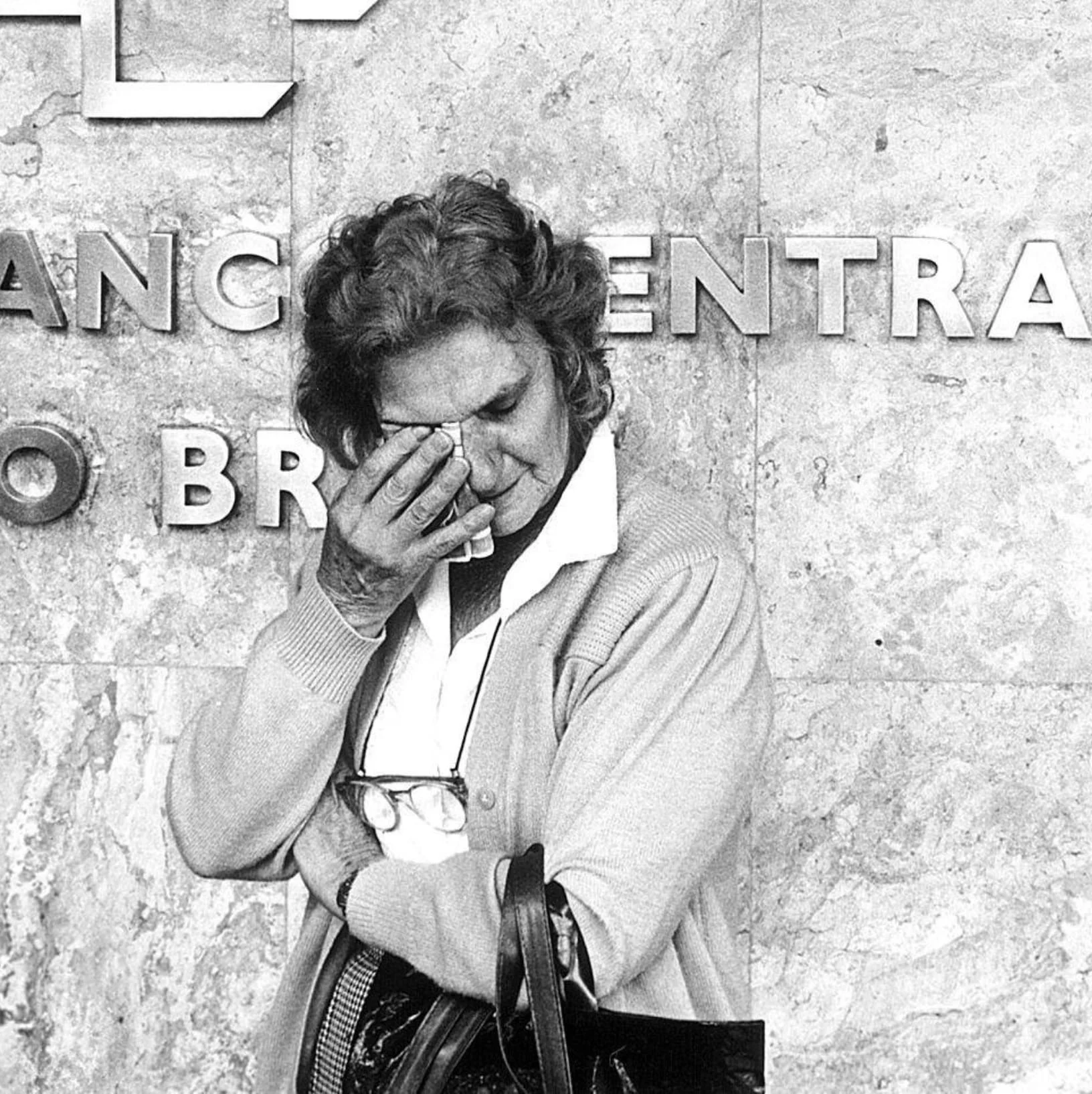 Mulher chora em frente ao Banco Central em São Paulo, após descobrir que teve o dinheiro da poupança confiscado. Foto: Imagem: Antônio Gaudério/Folhapres