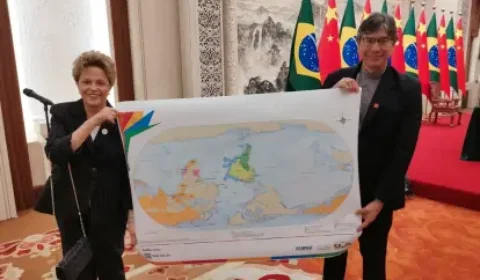 Em evento na China, Dilma exibe novo mapa-múndi do IBGE com Brasil no centro