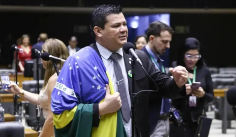 Câmara suspende mandato de deputado bolsonarista por ofensas a Gleisi, em decisão inédita